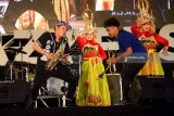 Pemain Sexofone menunjukan aksinya bersama grup Band Kla Project pada gelaran Banyuwangi Beach Jazz Festival di Pantai Boom, Banyuwangi, Jawa Timur, Sabtu (12/5)malam. Penampilan Kla Poject pada Jazz Pantai itu, membawakan sejumlah lagu hitsnya seperti Menjemput Impian, Gerimis dan Yogyakarta. Antara Jatim/Budi Candra Setya/mas/18.