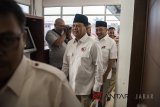 Pasangan Calon Gubernur dan Wakil Gubernur Jawa Barat Sudrajat (kedua kanan) dan Ahmad Syaikhu (kanan) berjalan bersama saat memenuhi panggilan Badan Pengawas Pemilu (Bawaslu) Jabar di Bandung, Jawa Barat, Sabtu (19/5). Kedatangan pasangan nomor urut tiga ini dalam rangka untuk mengklarifikasi aksi pamer kaos saat debat Cagub Jabar kedua di Kampus UI, 14 Juni lalu. ANTARA JABAR/M Agung Rajasa/agr/18

