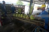 Pekerja menata tabung gas elpiji 3 kg untuk didistribusikan ke pangkalan di salah satu agen di Kota Blitar, Jawa Timur, Rabu (16/5). PT PERTAMINA MOR V memprediksi adanya peningkatan konsumsi elpiji di Jawa Timur selama Bulan Ramadhan sebesar 7% dari konsumsi normal bulanan atau meningkat menjadi101.307 MT (Metric Ton) untuk tabung 3 Kg (Bersubsidi) dan peningkatan sebesar 9% (5.006 MT/bulan) dibandingkan dengan konsumsi normal bulanan yaitu sebesar 4.593 MT untuk Bright Gas 5.5 kg, Bright Gas 12 Kg, dan 12 kg. Antarajatim/Irfan Anshori/mas18