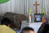 Sejumlah kerabat dari korban bom di Gereja Pantekosta Pusat Surabaya, Sri Pudji Astutik di  Rumah Duka Adi Jasa, Surabaya, Jawa Timur, Senin (14/5). Sebanyak enam dari 14 jenazah korban yang tewas dalam peristiwa ledakan bom di tiga gereja di Surabaya pada Minggu (13/5) lalu. Antara Jatim/M Risyal Hidayat/mas/18.