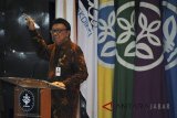 Menteri Dalam Negeri (Mendagri) selaku Kepala Badan Nasional Pengelola Perbatasan (BNPP) Tjahjo Kumolo menyampaikan materi saat Kuliah Umum di Auditorium Rektorat Andi Hakim Nasoetion, Kampus IPB Dramaga, Kabupaten Bogor, Jawa Barat, Rabu (2/5). Kuliah umum Mendagri yang bertepatan dengan Hari Pendidikan Nasional tersebut diikuti sedikitnya ratusan civitas akademika IPB dengan mengambil tema Pembangunan Wilayah Perbatasan Sebagai Upaya Untuk Meningkatkan Kesejahteraan Rakyat Dan Memperkuat Ketahanan Bangsa. ANTARA JABAR/Arif Firmansyah/agr/18 