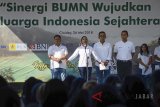 Menteri BUMN Rini Soemarno memberikan pembekalan saat melakukan kunjungan kerja di Ranca Upas, Ciwidey, Kabupaten Bandung, Jawa Barat, Sabtu (26/5). Dalam kunjungan kerja tersebut, Rini Soemarno memberikan pembekalan kepada 4.000 Account Officer BUMN se-Jawa Barat serta meninjau 19 rumah pegawai BUMN yang akan di renovasi melalui dana CSR. ANTARA JABAR/Raisan Al Farisi/agr/18
