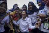 Menteri BUMN Rini Soemarno (tengah) berswafoto dengan pegawai seusai memberikan pembekalan saat melakukan kunjungan kerja di Ranca Upas, Ciwidey, Kabupaten Bandung, Jawa Barat, Sabtu (26/5). Dalam kunjungan kerja tersebut, Rini Soemarno memberikan pembekalan kepada 4.000 Account Officer BUMN se-Jawa Barat serta meninjau 19 rumah pegawai BUMN yang akan di renovasi melalui dana CSR. ANTARA JABAR/Raisan Al Farisi/agr/18