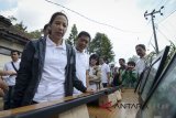 Menteri BUMN Rini Soemarno (kiri) melihat desain rumah yang akan di renovasi saat melakukan kunjungan kerja di Rancabali, Ciwidey, Kabupaten Bandung, Jawa Barat, Sabtu (26/5). Dalam kunjungan kerja tersebut, Rini Soemarno memberikan pembekalan kepada 4.000 Account Officer BUMN se-Jawa Barat serta meninjau 19 rumah pegawai BUMN yang akan di renovasi melalui dana CSR. ANTARA JABAR/Raisan Al Farisi/agr/18