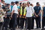 Presiden Joko Widodo (kedua kanan) berbincang dengan Menteri Perhubungan Budi Karya Sumadi (tengah) dan Menko Maritim Luhut Binsar Pandjaitan (keempat kiri) saat tiba di Bandara Internasional Jawa Barat (BIJB) Kertajati, Majalengka, Jawa Barat, Kamis (24/5/2018). Presiden bersama rombongan menggunakan pesawat Kepresidenan mendarat untuk pertama kalinya di BIJB Kertajati dalam rangka kunjungan kerja di Jawa Barat selama dua hari. (ANTARA FOTO/M Agung Rajasa) 