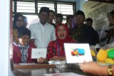 Menteri Sosial Idrus Marham (ketiga kiri) mengamati proses pendampingan bagi penyandang disabilitas intelektual di ruang poliklinik saat kunjungan kerja ke Balai Besar Rehabilitasi Sosial Bina Grahita (BBRSBG) Kartini, Temanggung, Jawa Tengah, Selasa (29/5/2018). Mensos menyatakan apresiasi dan penghargaan kepada para pendamping dan pembinmbing penyandang disabilitas. (ANTARA FOTO/Anis Efizudin) 