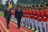 Presiden Joko Widodo (kiri) bersama Sultan Brunei Darussalam, Hassanal Bolkiah memeriksa pasukan saat kunjungan kenegaraan di Istana Bogor, Jawa Barat, Kamis (3/5/2018). Kunjungan kenegaraan tersebut dalam rangka penguatan hubungan dan kerja sama bilateral kedua negara di berbagai bidang. (ANTARA /Wahyu Putro A) 