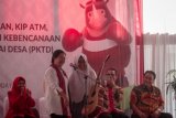 Menteri Koordinator Bidang Pembangunan Manusia dan Kebudayaan Puan Maharani (kedua kiri) berdialog dengan pelajar pada acara Penyerahan Bantuan Sosial di desa Ngaren, Pedan, Klaten, Jawa Tengah, Jumat (25/5/2018). Dalam kunjungan kerja Menko PMK tersebut untuk menyerahkan sejumlah bantuan diantaranya dalam bidang sosial, pertanian, pendidikan serta pengecekan lapangan penyaluran bantuan Pemerintah tepat sasaran. (ANTARA /Mohammad Ayudha) 