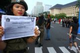 Petugas Satpol PP wanita mensosialisasikan Pergub tentang larangan melakukan kegiatan politik diacara dan tempat berlangsungnya Hari Bebas Kendaraan Bermotor atau Car Free Day (CFD) di Jakarta, Minggu (6/5/2018). Memasuki tahun politik pemerintah daerah DKI Jakarta terus mengkampanyekan larangan kegiatan berpolitik di CFD agar masyarakat yang tengah menikmati CFD merasa nyaman dan aman. (ANTARA FOTO/Muhammad Iqbal) 