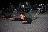Sejumlah siswa pendidikan intai amfibi (Diktaifib) angkatan ke-44 sekolah khusus (Sesus) Marinir melakukan latihan kering (ground training) di Puslatdiksarmil, Juanda, Sidoarjo, Jawa Timur, Kamis (3/5) malam. Materi ground training tersebut praktek simulasi terjun yang merupakan bagian dari latihan praktek terjun bebas untuk melengkapi kemampuan tempur di tiga media (Tri Media) sebagai pasukan khusus Korps Marinir. Antara Jatim/M Risyal Hidayat/mas/18.