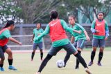  Sejumlah pesepak bola Timnas Putri Indonesia mengikuti latihan di lapangan pemanasan arena atletik Jakabaring Sport City (JSC), Palembang, Sumatera Selatan, Jumat (25/5/2018). Latihan tersebut merupakan persiapan jelang pertandingan persahabatan melawan Timnas Putri Thailand, pada hari Minggu (27/5/2018) malam, di Stadion Gelora Sriwijaya Jakabaring (GSJ) Palembang. (ANTARA FOTO/Nova Wahyudi)