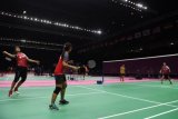  Pebulu tangkis ganda putri Indonesia Nitya Krishinda Maheswari (kiri) dan Ni Ketut Mahadewi Istirani (kedua kiri) mengikuti sesi latihan jelang Piala Uber 2018 di Impact Arena, Bangkok, Thailand, Sabtu (19/5/2018). Tim Uber Indonesia akan menghadapi Tim Uber Malaysia pada babak penyisihan Piala Uber 2018 yang digelar hari Senin (21/5/2018). (ANTARA/Puspa Perwitasari)