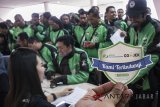 Pengemudi Go-Jek mendaftar keanggotaan BPJS Ketenagakerjaan di gedung Sabuga, Bandung, Jawa Barat, Minggu (13/5). Gojek menggandeng BPJS Ketenagakerjaan untuk kemudahan akses terhadap layanan jaminan sosial BPJS Ketenagakerjaan pada sektor Bukan Penerima Upah (BPU) bagi para pengemudi berupa Jaminan Kecelakaan Kerja (JKK) dan Jaminan Kematian (JKM) hanya dengan membayar iuran Rp 16.800 per bulan. ANTARA JABAR/M Agung Rajasa/agr/18