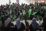 Pengemudi Go-Jek mendaftar keanggotaan BPJS Ketenagakerjaan di gedung Sabuga, Bandung, Jawa Barat, Minggu (13/5). Gojek menggandeng BPJS Ketenagakerjaan untuk kemudahan akses terhadap layanan jaminan sosial BPJS Ketenagakerjaan pada sektor Bukan Penerima Upah (BPU) bagi para pengemudi berupa Jaminan Kecelakaan Kerja (JKK) dan Jaminan Kematian (JKM) hanya dengan membayar iuran Rp 16.800 per bulan. ANTARA JABAR/M Agung Rajasa/agr/18