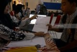 Panitia melayani permintaan PIN pendaftaran PPDB online (daring) di SMKN 1 Boyolangu, Tulungagung, Jawa Timur, Jumat (25/5). Proses layanan pengambilan PIN PPDB online tingkat SMA/SMK tersebut sempat molor 30 menit karena bersamaan dengan pengumuman hasil UN (ujian nasional) siswa SMP/MTs sehingga diperlukan sinkronisasi sistem di server pusat PPDB. Antara Jatim/Destyan Sujarwoko/zk/18