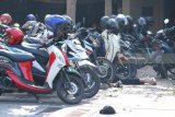 Suasana lokasi di parkiran sepeda motor di Gereja Kristen Indonesia (GKK) Jalan Diponegoro, Surabaya, Jawa Timur, Minggu (13/5). Menurut pihak Kepolisian telah terjadi tiga ledakan di tiga lokasi gereja di Surabaya. Antara Jatim/Didik Suhartono/zk/18