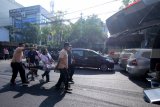 Petugas mengevakuasi korban usai terjadi ledakan di Gereja Kristen Indonesia (GKK) Jalan Diponegoro, Surabaya, Jawa Timur, Minggu (13/5). Menurut pihak Kepolisian telah terjadi tiga ledakan di tiga lokasi gereja di Surabaya. Antara jatim/Didik Suhartono/zk/18