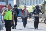 Polisi melakukan penjagaan di sekitar Polrestabes Surabaya setelah terjadi ledakan, Surabaya, Jawa Timur, Senin (14/5). Ledakan terjadi pada Senin (14/5) pagi di depan pos penjagaan pintu masuk Polrestabes Surabaya. Antara Jatim/Didik Suhartono/mas/18.