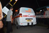 Kendaraan Ambulan memasuki lokasi ledakan di Rusunawa Desa Wonocolo, Taman, Sepanjang, Sidoarjo, Jawa Timur, Minggu (13/5) malam. Ledakan yang terjadi sekitar pukul 20.00 WIB tersebut belum ada keterangan resmi yang bisa disampaikan pihak kepolisian. Antara Jatim/Umarul Faruq/mas/18.