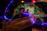 Peserta memainkan musik di atas kendaraan hias dalam Lomba Musik Patrol di Simpang Balapan, Malang, Jawa Timur, Minggu (6/5) malam. Lomba untuk menyambut bulan Ramadan tersebut menilai keunikan kendaraan hias serta kekompakan peserta dalam membawakan musik. Antara Jatim/Ari Bowo Sucipto/mas/18.
