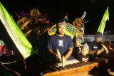Peserta memainkan musik di atas kendaraan hias dalam Lomba Musik Patrol di Simpang Balapan, Malang, Jawa Timur, Minggu (6/5) malam. Lomba untuk menyambut bulan Ramadan tersebut menilai keunikan kendaraan hias serta kekompakan peserta dalam membawakan musik. Antara Jatim/Ari Bowo Sucipto/mas/18.