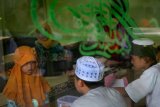  Peserta lomba hafalah surat pendek Alquran tampil pada lomba anak islami di Kampung Batik Laweyan Solo, Jawa Tengah, Minggu (27/5/2018). Selain kemampuan hafalan surat pendek Alquran, lomba anak islami dalam rangka memeriahkan Kampung Ramadan Laweyan tersebut juga memperlombakan kaligrafi, lomba dai, lomba azan dan iqomah bagi anak-anak. (ANTARA FOTO/Maulana Surya)