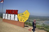 Wisatawan melintas di Puncak Darma kawasan Geopark Ciletuh-Palabuhanratu, Ciemas, Kabupaten Sukabumi, Jawa Barat, Rabu (9/5). Badan Kebudayaan PBB Unesco mengesahkan Geopark Ciletuh-Palabuhanratu sebagai satu dari 12 geopark di dunia atau Unesco Global Geopark mulai 12 April 2018 dan sertifikatnya akan diserahkan pada September 2018. ANTARA JABAR/Aditya Pradana Putra/agr/18.