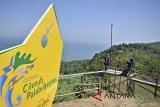 Wisatawan melintas di Puncak Darma kawasan Geopark Ciletuh-Palabuhanratu, Ciemas, Kabupaten Sukabumi, Jawa Barat, Rabu (9/5). Badan Kebudayaan PBB Unesco mengesahkan Geopark Ciletuh-Palabuhanratu sebagai satu dari 12 geopark di dunia atau Unesco Global Geopark mulai 12 April 2018 dan sertifikatnya akan diserahkan pada September 2018. ANTARA JABAR/Aditya Pradana Putra/agr/18.