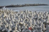 Suasana proyek pembangunan Pelabuhan Laut Pengumpan Regional (PLPR) berlangsung di Pantai Karangmulang, Palabuhanratu, Kabupaten Sukabumi, Jawa Barat, Rabu (9/5). Kementerian Perhubungan menargetkan PLPR Palabuhanratu yang berfungsi sebagai akses penunjang wisatawan ke Geopark Ciletuh dan pengangkut hasil bumi ke Jakarta tersebut dapat selesai dan beroperasi pada 2019. ANTARA JABAR/Aditya Pradana Putra/agr/18.