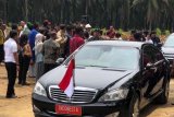 Pada saat Kunjungan kerja di Kabupaten Rokan Hilir Provinsi Riau, Rabu (9/5) Presiden Joko Widodo menggunakan mobil kepresidenan RI 1 memasuki kawasan perkebunan kelapa sawit yang  banyak menarik perhatian warga, seperti nampak dalam foto yang diabadikan  Agus Susanto, peneliti pada Pusat Penelitian Kepala Sawit PPKS Medan. (Foto Antaranews.Kalsel/Agus. S/A)