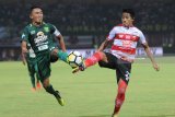 
Pesepak bola Madura United FC (MU) Beto (kiri) berusaha melewati pesepak bola Persebaya Fandri Imbiry (kanan) dalam Gojek Liga 1 di Stadion Gelora Ratu Pamelingan (SGRP) Pamekasan, Jawa Timur, Jumat (25/5). Pertandingan tersebut berakhir imbang 2-2. Antara Jatim/Saiful Bahri/zk/18
