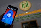 Petugas menunjukkan foto Irma Novianingsih, mahasiswi IAIN Tulungagung yang dideportasi dari Suriah karena diduga terlibat jaringan ISIS, di kampus IAIN Tulungagung, Jawa Timur, Senin (28/5/2018). Pihak rektorat setempat memastikan status Irma Novianingsih adalah mahasiswi jurusan Matematika angkatan 2014 namun telah nonaktif sejak 2017 karena tak pernah masuk kuliah tanpa izin/tanpa memberi keterangan. (ANTARA FOTO/Destyan Sujarwoko) 