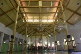 Umat Islam bersiap-siap melksanakan salat Ashar  di Masjid Jami' Peneleh Surabaya, Jawa Timur, Rabu (23/5).  Masjid yang didirikan oleh Sunan Ampel tersebut merupakan salah satu masjid tertua di Surabaya yang dibangun sekitar abad ke-14.  Antara Jatim/Zabur Karuru/18