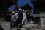 Sejumlah umat Islam Tiongkok saling bercengkrama di halaman Masjid Niujie di Beijing, China, Rabu (3/5). Masjid tersebut merupakan masjid terbesar di Beijing yang menjadi titik awal masuknya Islam di daratan China. Antara Jatim/Zabur Karuru/18
