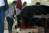 Presiden RI ke-5 yang juga ketua umum Partai Demokrasi Indonesia Perjuangan (PDIP) Megawati Soekarnoputri berdiri didekat pusara makam sesaat usai memanjatkan do'a di Makam Presiden Pertama RI Soekarno di Blitar,Jawa Timur, Kamis (10/5). Soekarno di Blitar,Jawa Timur, Kamis (10/5). Ziarah dalam rangka memanjatkan do'a jelang bulan suci ramadhan tersebut juga diikuti oleh sejumlah elite partai.Antara Jatim/Irfan Anshori/mas/18