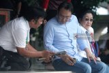 Presiden RI ke-5 yang juga ketua umum Partai Demokrasi Indonesia Perjuangan (PDIP) Megawati Soekarnoputri (Kanan) berbincang dengan kerabat dan elite partai seusai berziarah di Makam Presiden Pertama RI Soekarno di Blitar,Jawa Timur, Kamis (10/5). Ziarah dalam rangka memanjatkan do'a jelang bulan suci ramadhan tersebut juga diikuti oleh sejumlah elite partai.Antara Jatim/Irfan Anshori/mas/18