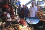 Menteri Pedagangan Enggartiasto Lukita (kedua kanan) berdialog dengan pedagang saat mengunjungi pasar Kanoman, Cirebon, Jawa Barat, Selasa (29/5). Mendag memastikan harga sembako tetap stabil menjelang Lebaran. ANTARA JABAR/Dedhez Anggara/agr/18.