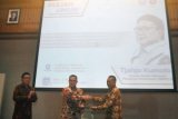 Menteri Dalam Negeri (Mendagri) selaku Kepala Badan Nasional Pengelola Perbatasan (BNPP) Tjahjo Kumolo (kiri) menyaksikan serah terima nota kesepahaman antara Rektor IPB Arif Satria (tengah) dan Plt Sekretaris BNPP Widodo Sigit Pudjianto (kanan) sebelum memberi Kuliah Umum di Auditorium Rektorat Andi Hakim Nasoetion, Kampus IPB Dramaga, Kabupaten Bogor, Jawa Barat, Rabu (2/5/2018). Dalam kesempatan itu Mendagri memberi kuliah umum dengan tema Pembangunan Wilayah Perbatasan Sebagai Upaya Untuk Meningkatkan Kesejahteraan Rakyat Dan Memperkuat Ketahanan Bangsa. (ANTARA FOTO/Arif Firmansyah) 