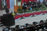 Mendagri Tjahjo Kumolo memberikan sambutan saat menghadiri Rapat Paripurna Istimewa XIX Dewan Perwakilan Rakyat Daerah (DPRD) Provinsi Sumatera Selatan (Sumsel) memperingati hari jadi Provinsi Sumsel ke-72 di Ruang Rapat Paripurna DPRD Sumsel, Palembang, Rabu (23/5/2018). Mendagri menekankan pentingnya menjaga kesatuan NKRI sekaligus memberikan penghargaan pada Gubernur Sumsel Alex Noerdin dan Plt Ketua DPRD Sumsel Uzer Effendi. (ANTARA FOTO/Feny Selly)