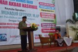 Menteri Pendidikan dan Kebudayaan (Mendikbud) Muhadjir Effendy menyampaikan materi pada seminar akbar nasional di Gelanggang Olah Raga (GOR) Ki Mageti, Magetan, Jawa Timur, Jumat (11/5). Ribuan guru mengikuti seminar dengan pembicara utama Muhadjir Effendy dengan tema Meningkatkan Mutu Pendidikan yang Berkarakter dan Berprestasi. Antara Jatim/Foto/Siswowidodo/mas/18