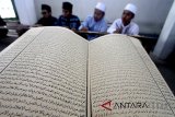 Santri belajar memaknai kitab kuning saat mengaji 'kilatan kitab' di Pondok Pesantren Almiizan, Kabupaten Bogor, Jawa Barat, Senin (21/5). Ngaji kitab kuning ini merupakan tradisi di pondok pesantren tradisional (salaf) maupun semi modern pada saat bulan suci Ramadan. ANTARA JABAR/Yulius Satria Wijaya/agr/18.
