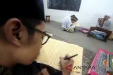 Santri belajar memaknai kitab kuning saat mengaji 'kilatan kitab' di Pondok Pesantren Almiizan, Kabupaten Bogor, Jawa Barat, Senin (21/5). Ngaji kitab kuning ini merupakan tradisi di pondok pesantren tradisional (salaf) maupun semi modern pada saat bulan suci Ramadan. ANTARA JABAR/Yulius Satria Wijaya/agr/18.
