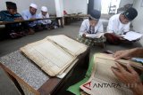 Santri belajar memaknai kitab kuning saat mengaji 'kilatan kitab' di Pondok Pesantren Almiizan, Kabupaten Bogor, Jawa Barat, Senin (21/5). Ngaji kitab kuning ini merupakan tradisi di pondok pesantren tradisional (salaf) maupun semi modern pada saat bulan suci Ramadan. ANTARA JABAR/Yulius Satria Wijaya/agr/18.
