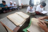 Santri belajar memaknai Kitab Kuning saat mengaji 'Kilatan Kitab' di Pondok Pesantren Almiizan, Kabupaten Bogor, Jawa Barat, Senin (21/5/2018). Ngaji kitab kuning ini merupakan tradisi di pondok pesantren tradisional (salaf) maupun semi modern pada saat bulan suci Ramadan. (ANTARA FOTO/Yulius Satria Wijaya)