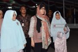 Menteri Keuangan (Menkeu) Sri Mulyani Indrawati (tengah) berbincang dengan pengasuh pondok saat melakukan kunjungan di Pondok Modern Darussalam Gontor, Kabupaten Ponorogo, Jawa Timur, Jumat (26/5) malam. Sri Mulyani melakukan kunjungan ke Pondok Gontor dalam rangka silaturahmi dan memberikan kuliah umum di depan santri dan pengasuh pondok. Antara Jatim/Siswowidodo/zk/18

