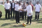 Menko PMK, Puan Maharani (dua dari kanan) didampingi Mendikbud, Muhadjir Effendy (kanan) bersalaman dengan Pelatih tim sepakbola Aji Santosa (kiri) saat membuka Gala Siswa Indonesia di Lapangan Asifa, Malang, Jawa Timur, Sabtu (12/5). Turnamen sepakbola tingkat SMP yang merupakan kerjasama  Kemendikbud dan PSSI tersebut diadakan untuk mencari bibit pemain sepakbola sehingga diharapkan mampu mendongkrak prestasi Timnas di masa mendatang. Antara Jatim/Ari Bowo Sucipto/mas/18.