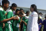 Menteri Koordinator Bidang Pembangunan Manusia dan Kebudayaan, Puan Maharani bersalaman dengan peserta dalam pembukaan Gala Siswa Indonesia di Lapangan Asifa, Malang, Jawa Timur, Sabtu (12/5). Turnamen sepakbola tingkat SMP yang merupakan kerjasama  Kemendikbud dan PSSI tersebut diadakan untuk mencari bibit pemain sepakbola sehingga diharapkan mampu mendongkrak prestasi Timnas di masa mendatang. Antara Jatim/Ari Bowo Sucipto/mas/18.