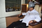 Menteri Perhubungan (Menhub) Budi Karya Sumadi mencoba duduk di kursi kereta ‘sleeper car’ buatan PT Industri Kereta Api (Inka) Madiun saat bersama Menteri Pekerjaan Umum dan Perumahan Rakyat (PUPR) Basuki Hadimuljono dan Sekretaris Kabinet (Seskab) Pramono Anung melakukan kunjungan kerja ke PT Inka Madiun, Jawa Timur, Selasa (29/5). Menhub, Menteri PUPR dan Seskab melakukan kunjungan kerja ke PT Inka dalam rangka memberikan motivasi kepada para karyawan PT Inka. Antara Jatim/Foto/Siswowidodo/zk/18