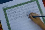 Pelajar SD Muhammadiyah 8 Surabaya menulis ayat-ayat Alquran dengan teknik 'follow the line' saat Darul Arqom di SD Muhammadiyah 8 Surabaya, Jawa Timur, Rabu (30/5). Kegiatan itu untuk menanamkan rasa cinta kepada Alquran. Antara Jatim/Didik Suhartono/zk/18