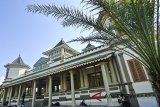 Suasana Situs Mesjid Kuno Manonjaya di Kabupaten Tasikmalaya, Jawa Barat, Selasa (22/5). Mesjid Agung Manonjaya yang dibangun pada masa Bupati Wiradadaha VIII pada tahun 1834 itu ditetapkan sebagai bangunan cagar budaya atau cultural heritage oleh Badan Arkeologi RI pada 1 September 1975, dengan memiliki 63 tiang penyangga bangunan. ANTARA JABAR/Adeng Bustomi/agr/18.